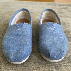 TOMS blue denim casual flat size 6.5